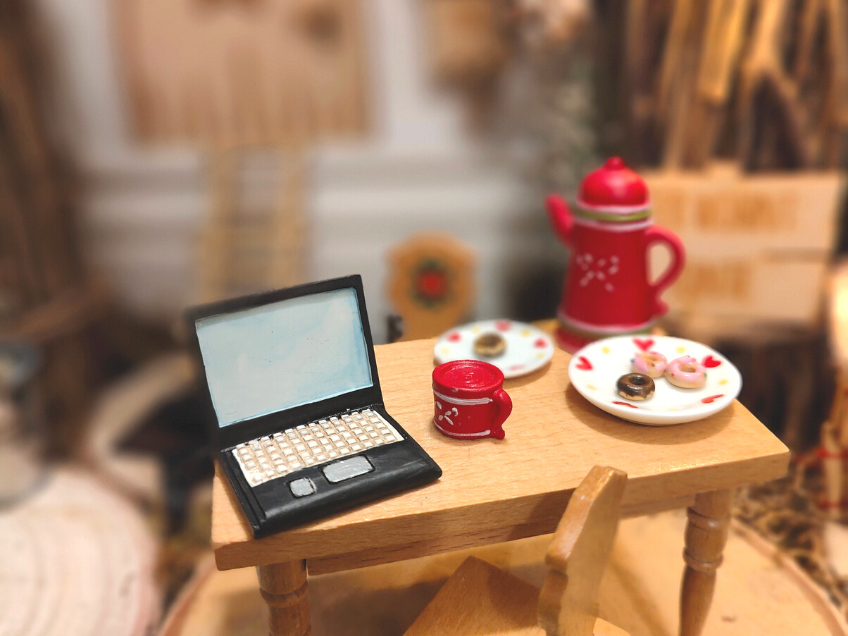 Mit Zubehör wie Laptop, Tee und Naschereien lässt es sich vor der Wichteltür gut leben und lernen Mit Zubehör wie Laptop, Tee und Naschereien lässt es sich vor der Wichteltür gut leben und lernen