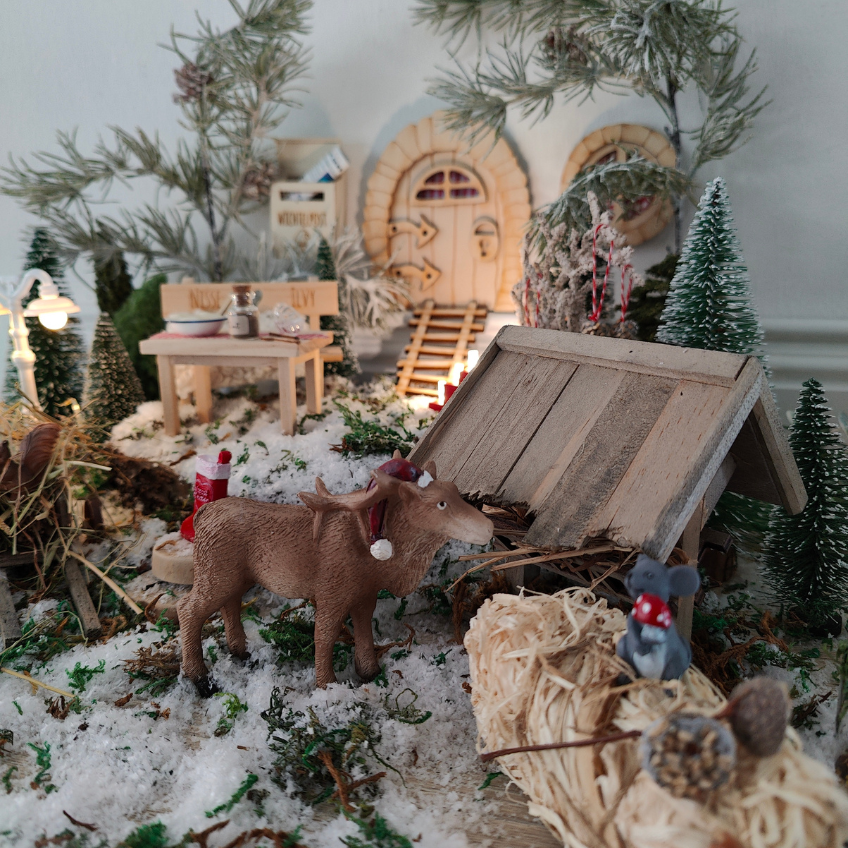Wichtelgarten in wilder Natur mit Futterstand, Naturdeko, Wichtelzubehör und kleinen Tieren