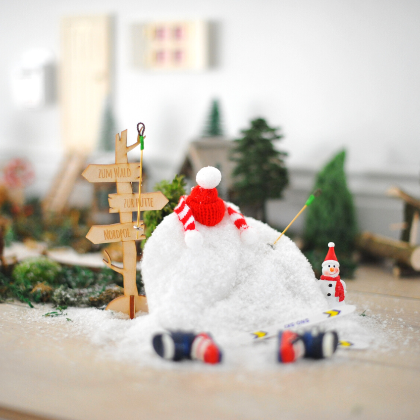 Ein Schneemann geht aber anders - ein Streich oder ist es vor der Wichteltür zu warm? Ein Schneemann geht aber anders - ein Streich oder ist es vor der Wichteltür zu warm?