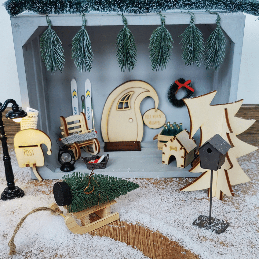 Der Wichtel hat sich mithilfe seines Schlittens einen Weihnachtsbaum geholt Der Wichtel hat sich mithilfe seines Schlittens einen Weihnachtsbaum geholt