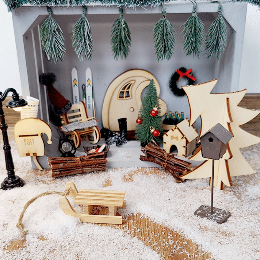 In den nächsten Nächten stellt der Wichtel den Weihnachtsbaum auf und dekoriert ihn mit Mini-Kügelchen In den nächsten Nächten stellt der Wichtel den Weihnachtsbaum auf und dekoriert ihn mit Mini-Kügelchen
