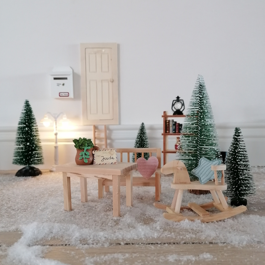 Jontes eingerichtete Wichtelwohnung mit Holzmöbeln und Schaukelpferd