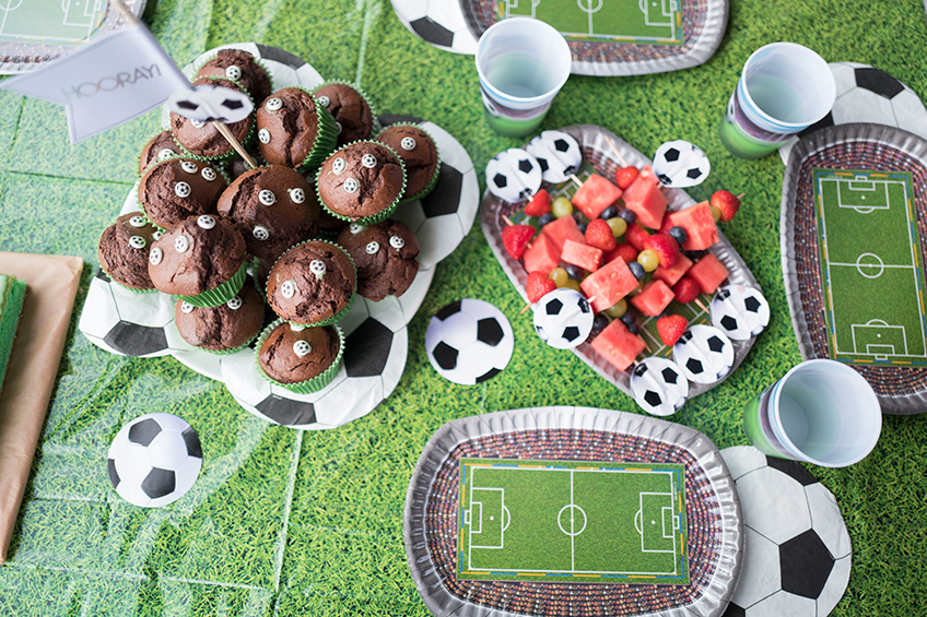 Begeisternde Tischdeko für die Fußball Party mit Soccer- und Stadion-Motiven © juliaweisshome