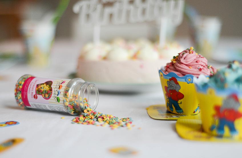 Der Cupcake-Wrapper mit Benjamin Blümchen kommt in fröhlich-frischem Gelb.