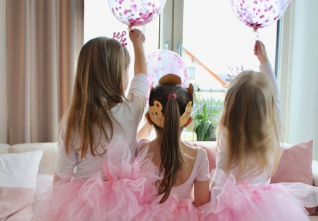 Die drei kleinen Ballerinnen im rosafarbenen Tutu feiern mit pinken Konfettiballons einen tollen Ballerina-Geburtstag. Foto: Fräulein Kuchenzauber