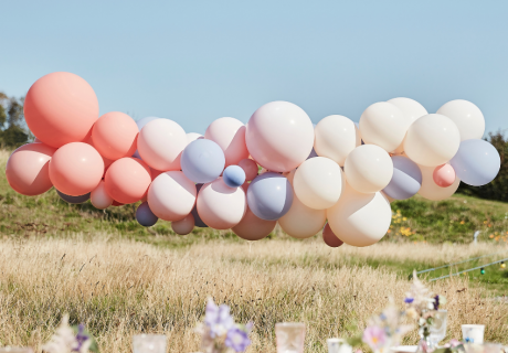 Schlicht und doch außergewöhnlich - Ballongirlanden eignen sich auch als Außendeko