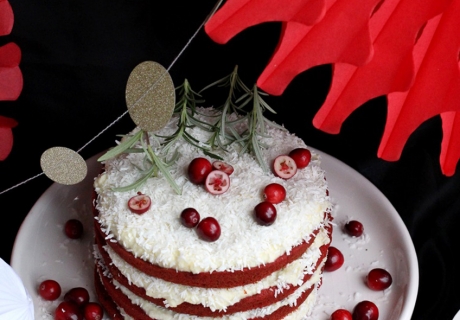 Der rote Papierfächer setzt den Nikolaus Sweet Table perfekt in Szene