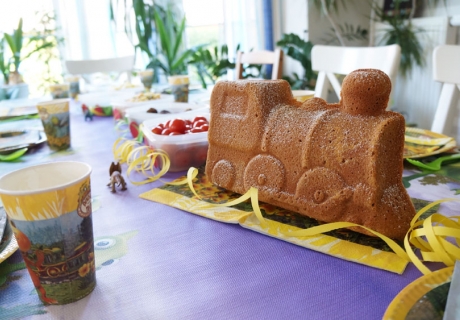 Der Kuchen in Form einer Lok passt prima zur Dino-Zug-Party
