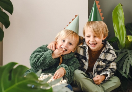 Dinosaurier-Partyhüte in drei Farben für den Kindergeburtstag