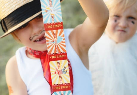 Leg deiner Einladung zum Zirkus-Kindergeburtstag ein Ticket bei - macht kaum Aufwand, aber alles so viel cooler!