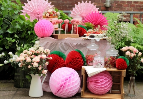 Fruchtig und knallig - der Erdbeer-Sweet-Table kommt toll im Frühling und Sommer