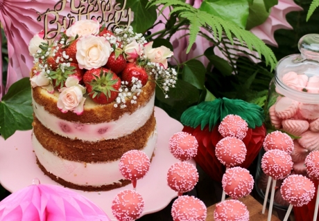 Die volle Dosis Erdbeeren - toller Naked Cake mit Erdbeeren für den sommerlichen Sweet Table zum Geburtstag