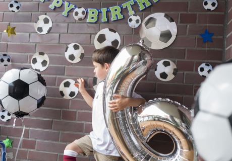 Mit Folienballon, Fußball, toller Deko und Tor ist der kleine Champion zum sechsten Geburtstag gut ausgerüstet © juliaweisshome