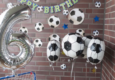 Fußball-Gastgeschenkboxen an Heliumballons für eure Mannschaft - denn heute gibt es nur Gewinner auf der Fußballparty © juliaweisshome