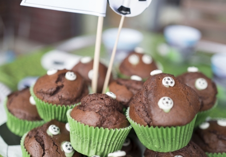 Fußballfans wird mit diesen Muffins mit kleinen Fußbällen der Tag versüßt © juliaweisshome