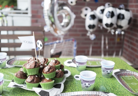 Mit grüner Tischdecke, mächtig viel Fußball-Deko und passenden Muffins besticht diese fußballstarke Geburtstagsdeko © juliaweisshome