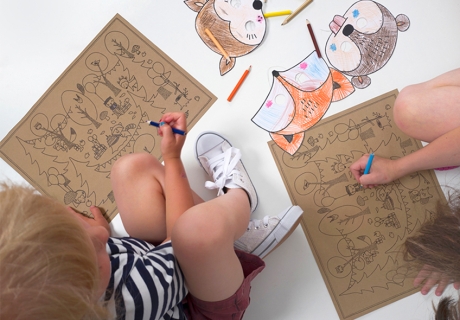 Herbstgeburtstag drinnen: Lege den Kids ausmalbare Unterlagen auf den Platz