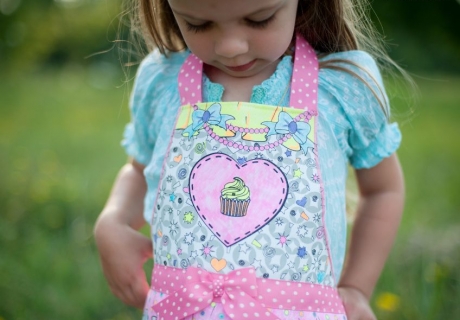 Diese Kinderschürze kann die kleine Zuckerbäckerin oder der kleine Bäcker mit bunten Stiften sogar selbst gestalten