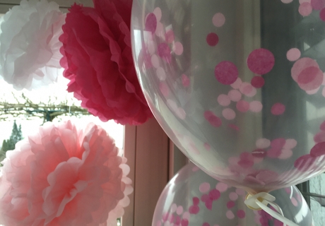 Pom Poms erinnern an Tutus und passen super zum Ballerina-Geburtstag - und Konfettiballons gehen immer. Foto: Fräulein Kuchenzauber