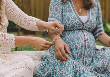 Kleine Rituale und Affirmationen gehören zum Mama Blessing (c) sistersandthesea.com