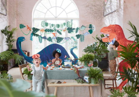 Feier einen wilden Dinogeburtstag mit passenden Spielen und toller Deko, wie hier von (c) Meri Meri