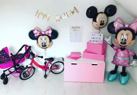 Feier einen Mottogeburtstag mit Mickey & Minnie und bunter Deko (c) caro_und_reisemaus