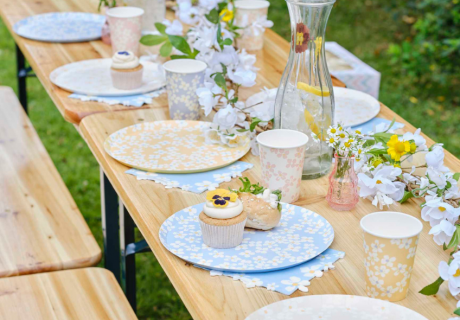 Wie wäre es mit einem Osterbrunch im Garten mit blumiger Dekoration?