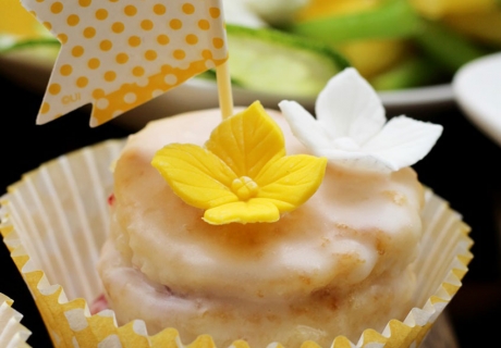 Auf dem Sweet Table zu Ostern wunderschön sind kleine Petit Fours (c) Mareike Winter - Biskuitwerkstatt