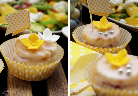 Total osterlich: Petit Fours mit gepunkteten Picks in passenden Cupcake-Förmchen