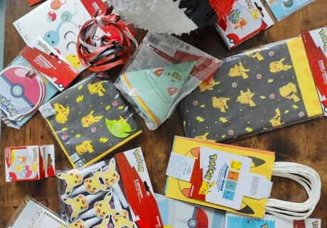 Tischdeko und Zubehör für eine kindlich lustige Pokemon Party zum Geburtstag