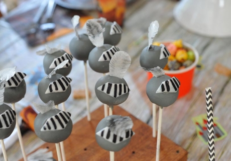 Ritterhelme als Cake Pops - grandios auf dem Kindergeburtstag mit Rittern (c) Mareike Winter - Biskuitwerkstatt