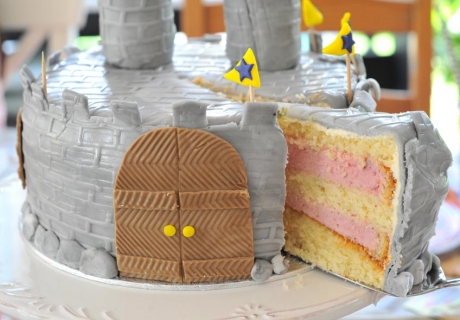 Ein Highlight auf der Ritter-Mottoparty - die Burgtorte (c) Mareike Winter - Biskuitwerkstatt