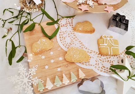 Rosarotes Weihnachten mit Plätzchen und Puderzucker (c) lxoxndxoxn