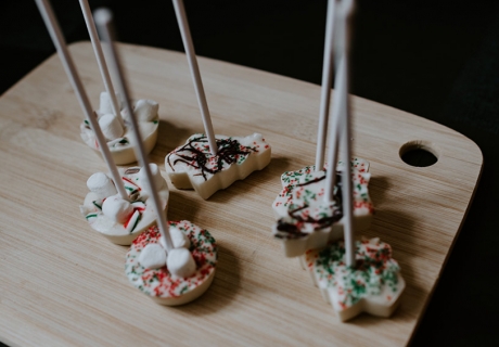 Trinkschokoladensticks selbstgemacht für Weihnachten (c) Kelly Sikkema on Unsplash