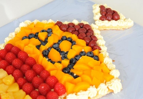 Gestalte die Einschulungs-Torte mit Obst, z.B. Heidelbeeren für das ABC