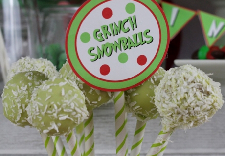 Kokos-Schnee sorgt auf den Cake Pops in giftigem Grün bei allem Grinch-Treiben für Weihnachtsoptik