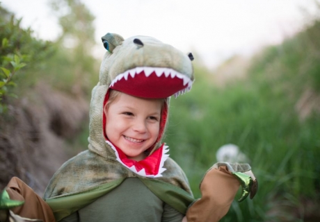 Praktisches T-Rex Cape mit Kopf & Krallen für Kinder von 4-6 Jahren (c) Great Pretenders