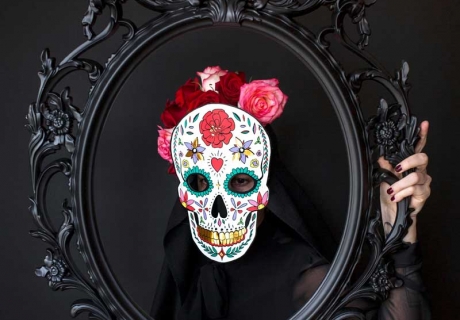 Halloweenverkleidung als Calavera - ein fröhlicher Totenkopf mit bunten Mustern