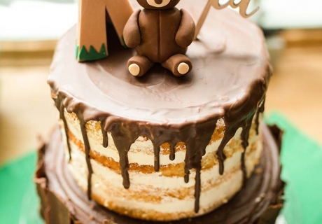 Waldfreunde werden diesen Kuchen lieben - der Cake-Topper ist passend aus Holz (c) annalotz.fotografie
