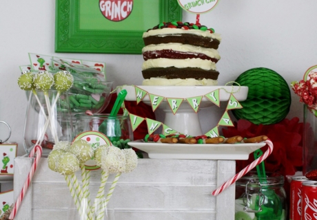 Eine wahre Zuckerbombe zu Grinch-Mas ist der Kuchen im Streifenlook 