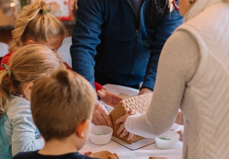 Pfefferkuchenhaus basteln oder backen ist eine magische Adventsbeschäftigung (c) Phillip Goldsberry on Unsplash