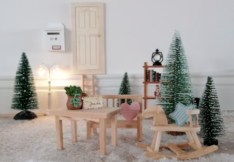 Jontes eingerichtete Wichtelwohnung mit Holzmöbeln und Schaukelpferd