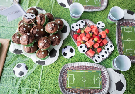 Begeisternde Tischdeko für die Fußball Party mit Soccer- und Stadion-Motiven © juliaweisshome