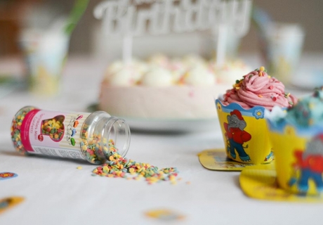 Der Cupcake-Wrapper mit Benjamin Blümchen kommt in fröhlich-frischem Gelb.